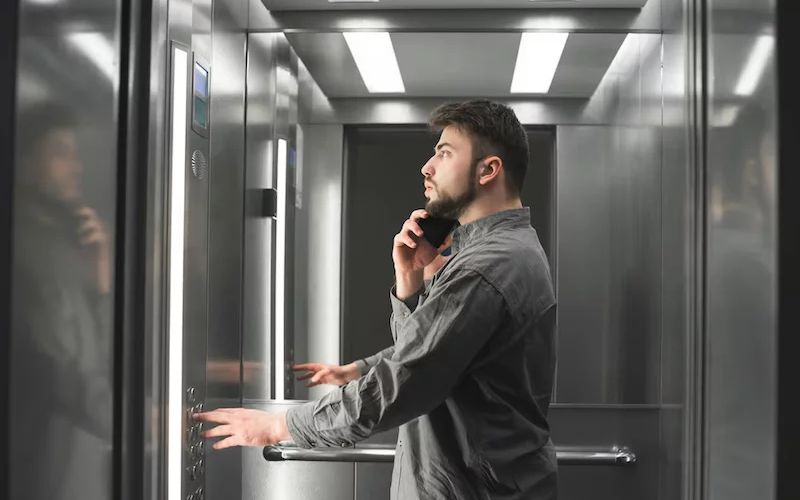 Bước 2: Nhanh chóng bấm tất cả các nút tầng