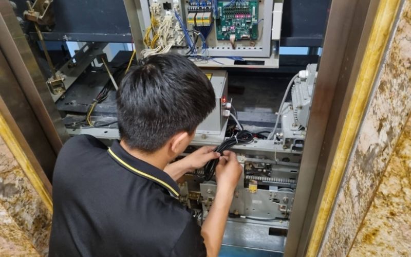 Bước 3: Kiểm tra hệ thống điện và tủ điều khiển
