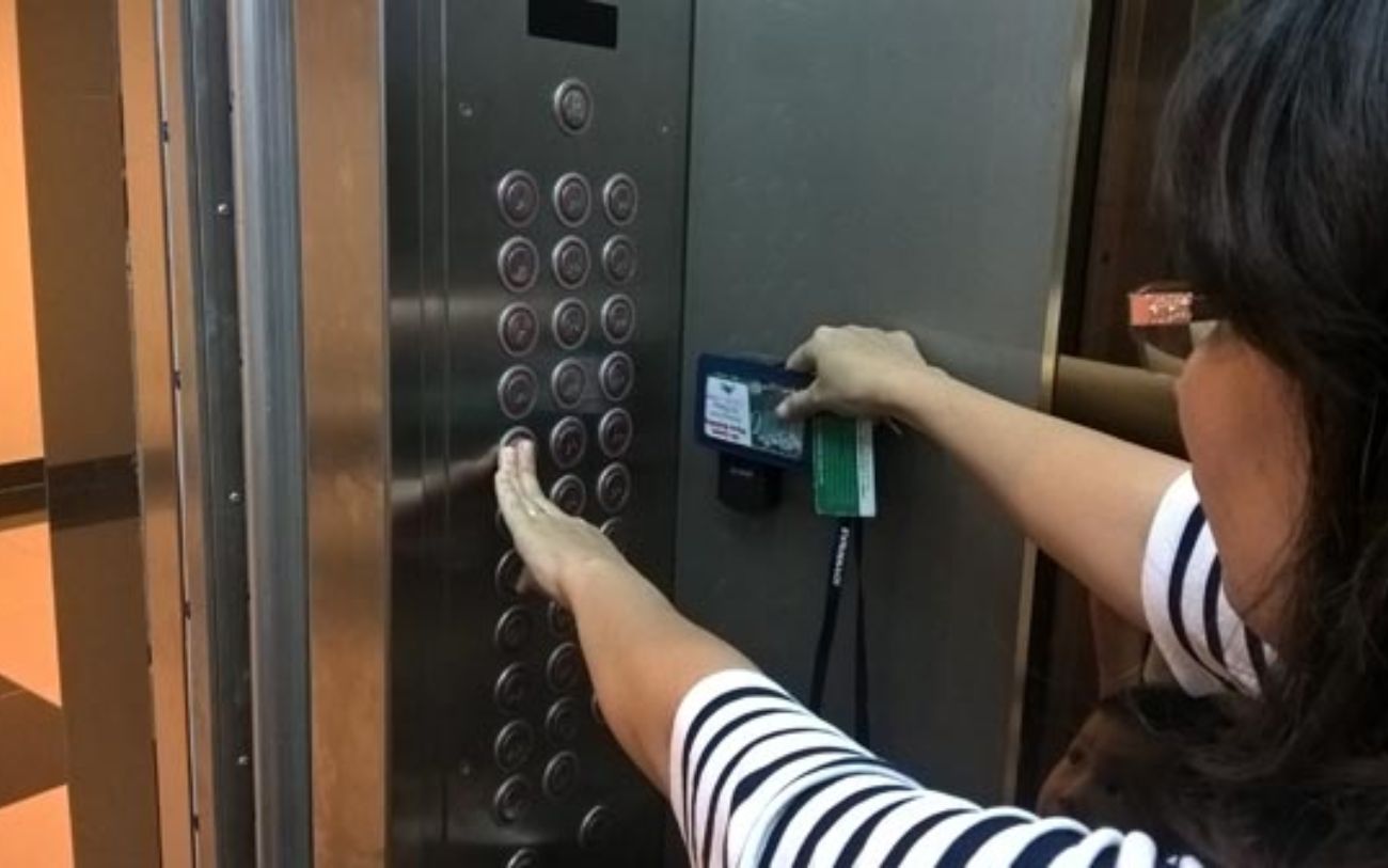 Cách bảo vệ các thành viên trong gia đình khi thang máy gặp sự cố