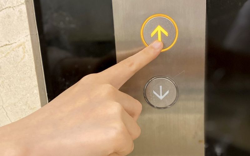 Cách sử dụng bảng điều khiển thang máy ngoài cabin thang máy