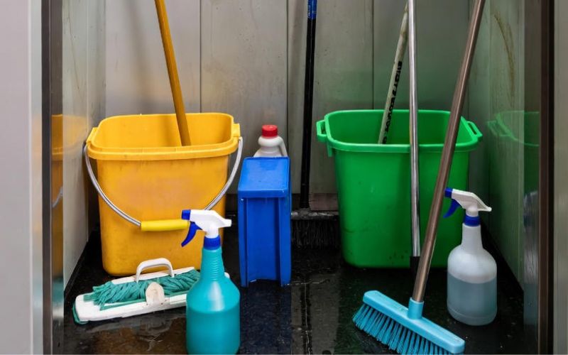 Chuẩn bị dụng cụ và dung dịch vệ sinh phù hợp