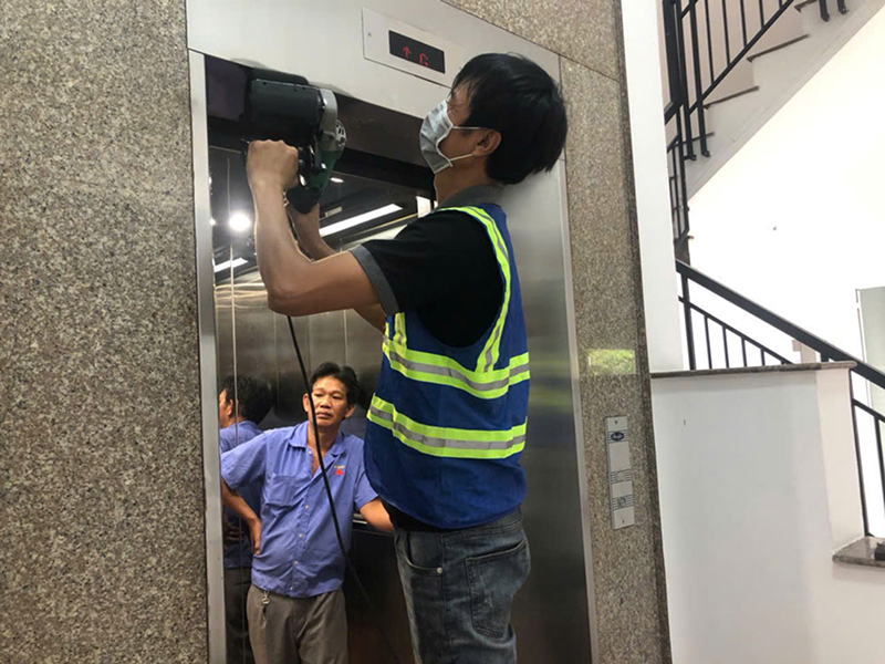 Dịch vụ vệ sinh, đánh bóng bóng thang máy uy tín, giá rẻ nhất TPHCM