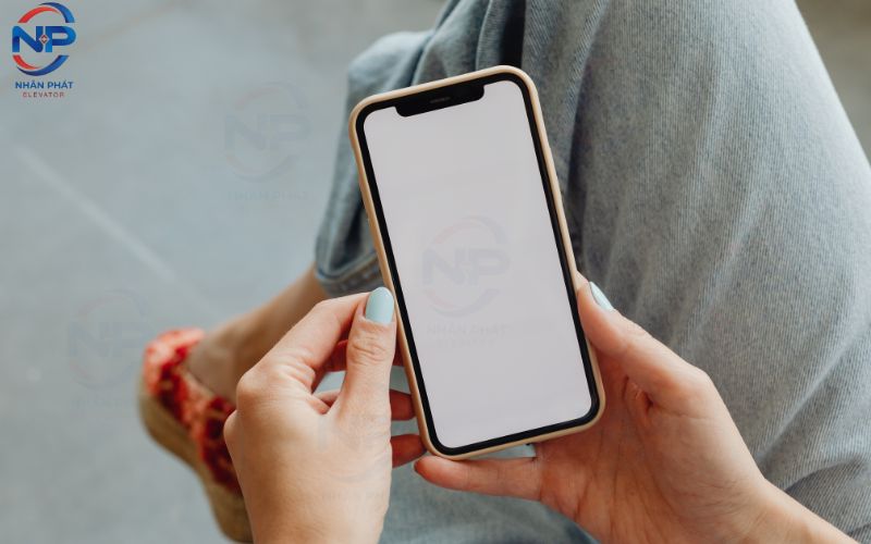 Hạn chế sử dụng điện thoại khi đi thang máy