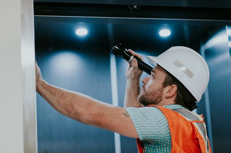 Hướng dẫn đánh bóng thang máy bằng hoá chất chuẩn kỹ thuật
