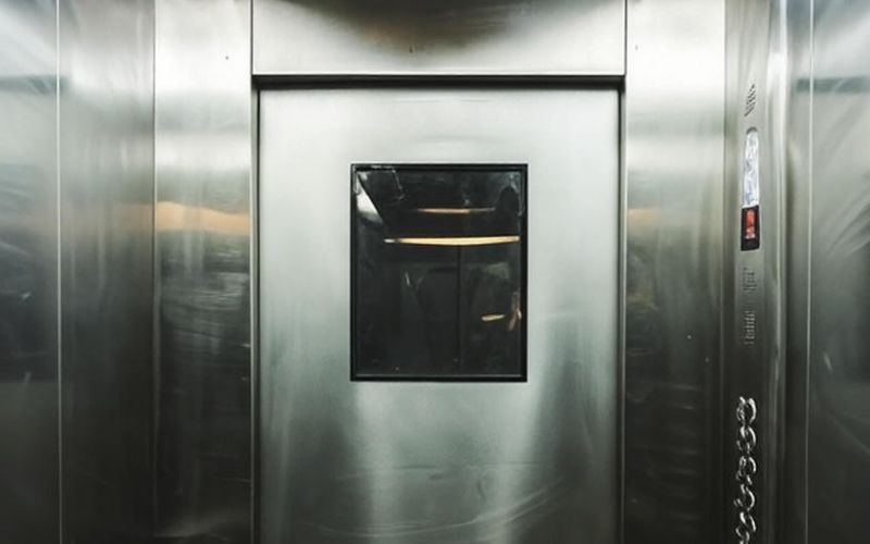 Mẹo vệ sinh inox của thang máy nhanh chóng và hiệu quả