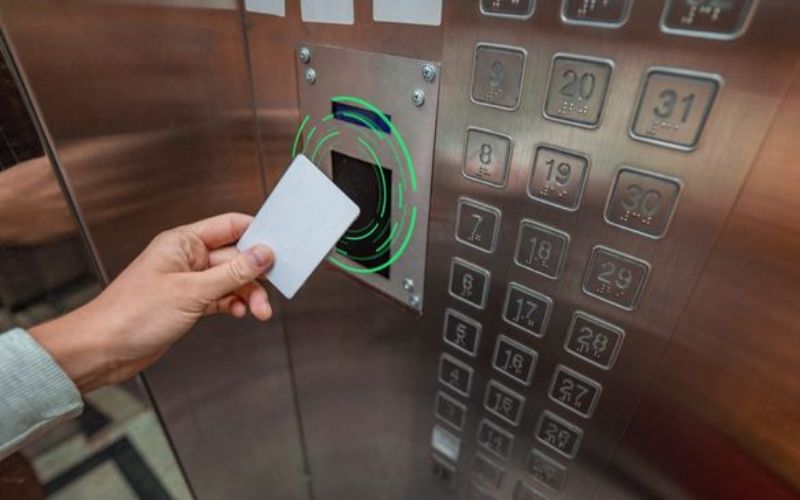 Phân loại các loại thẻ từ thang máy theo hình thức sử dụng