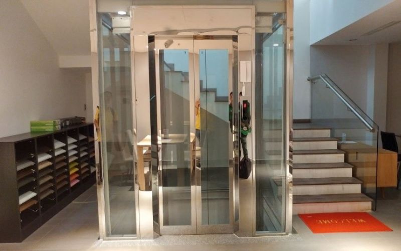 Thang máy lồng kính là gì?
