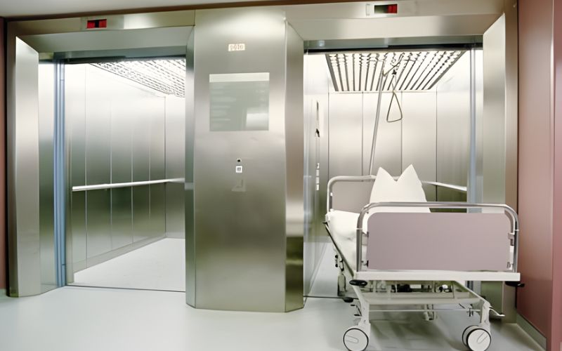 Thang máy phục vụ trong bệnh viện