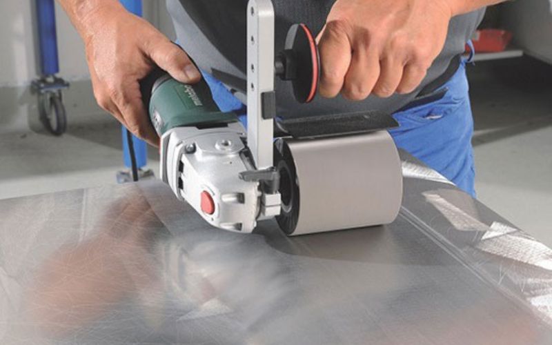Tiến hành đánh bóng bằng máy chuyên dụng