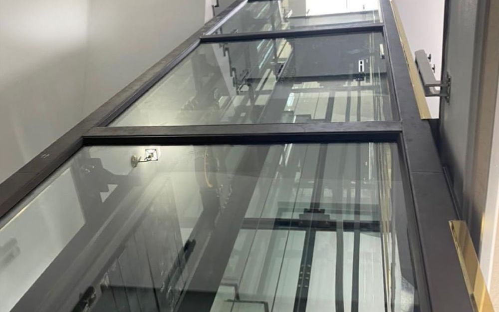 Vách kính cường lực 2 lớp kết hợp khung nhôm định hình