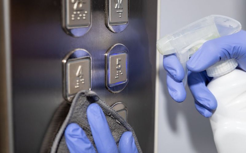 Vì sao cần vệ sinh bề mặt inox thang máy đúng kỹ thuật?